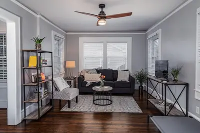 Image de Charming 2br with Fireplace, Pets, Close to Furman