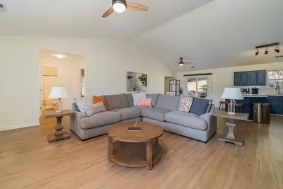 Image de Pet + Family Friendly 4br Pool House Near Furman