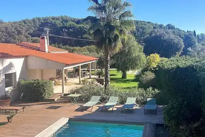 Image de Superbe villa confortable et spacieuse avec piscine et terrain de pétanque pour 12