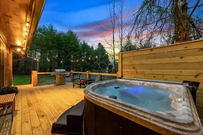 Image de Family fun, romantic Hot Tub, Firepit, King Bed 15 min from Blue Ridge & Ellijay