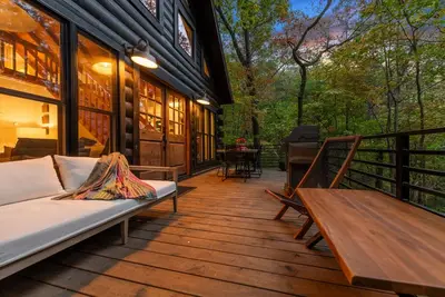 Image de Modern Log Cabin - Hot Tub, Fire Pit, Spa-like bathroom in secluded nature haven
