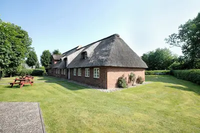 Image de Appartement \"Friesisches Reetdach-ferienhaus\" avec terrasse privée, jardin privé et Wi-Fi