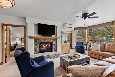 Image de Air Conditioning! Epic Views-Heated Pool-HotTub-Gym-Steps to Bus-Grill-W/Din Unit-Garage-3 en Suites