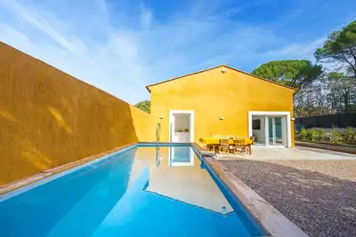 Image de La Provence : Plage, piscine, pétanque et barbecue