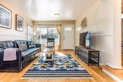 Image de CozySuites | Cozy House 10min to Monuments & Dc