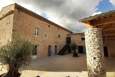 Image de Maison d'hĂ´tes en Provence, Ă la campagne avec chambres et espaces communs.