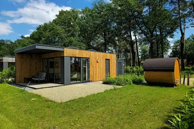 Image de Holiday Villa Amalia 2 Deluxe is a 2-person holiday villa and features a private sauna. The home has one bedroom and is situated on a generous and beautifully located plot surrounded by nature.
