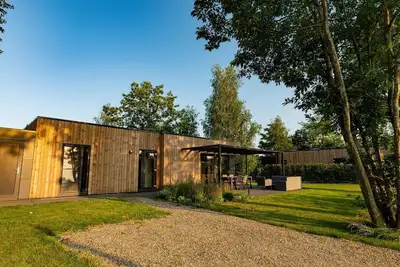 Image de This holiday home for 6 people has a spacious living room with an open kitchen, three bedrooms, and a spacious terrace.