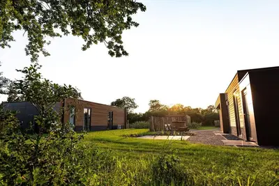 Image de The Amalia is a 4-bed vacation home with a cozy homey living room, an open kitchen, 2 bedrooms, a generous outdoor space, and a hot tub.