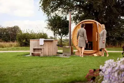 Image de The 2-person version of the holiday villa Amalia 2 is equipped with a spacious sauna and a Hot tub. From the sauna, you have a view of the beautiful bocage landscape.