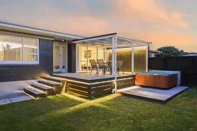 Image de Home Base | Central Location with Spa Pool