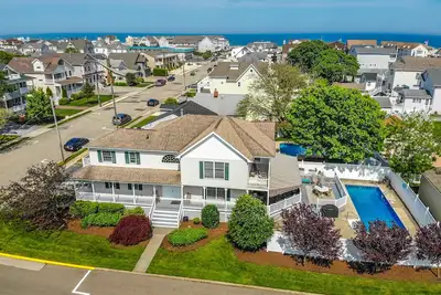 Point Pleasant Beach 6 bed w/ pool 2 blocks from the beach