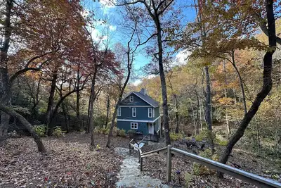 Image de Mountain serenity in wooded setting with beautiful creek!