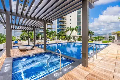 Image de Sky Ala Moana: private patio\/walk to pool\/12 ft. ceiling