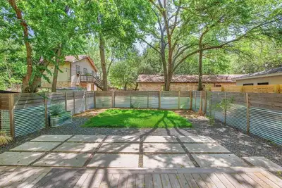 Image de Authentic Austin Beauty ❤️ 2 Side-by-Side Homes | Walk to Lake, Mins to Ut
