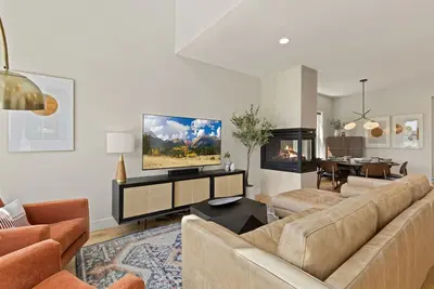 Image de Contemporary Gem - Rooftop Deck & Private Hot Tub!