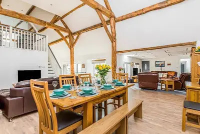 Image de Pass the Keys | Large Thatched Barn near Bosham