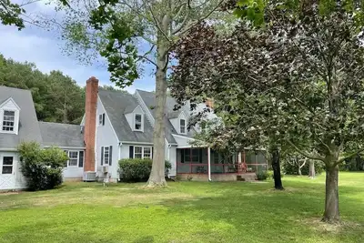 Image de Escape with family or friends to this peaceful, 4-bedroom retreat on the water