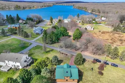 Image de New Rates! ! Lodge at Bear Creek Lake, 6 miles to Jim Thorpe. Sheets included.