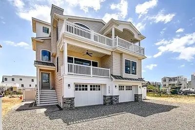 Image de Beautiful Bay Views with gorgeous sunsets. 5 Bdr