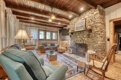 Image de Rustic Elegance: Cabin near Wineries & Gold Mines\n