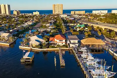 Image de The Playful Pelican on Florida's Intercostal Waterway: Beach a few blocks away