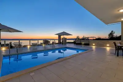 Image de Maison de vacances Makarska pour 1 - 9 personnes avec 4 chambres Ă coucher - Maison de vacances