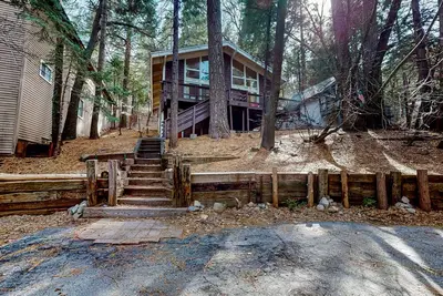 Image de Dog-friendly cabin surrounded by trees and wildlife with fireplace & deck