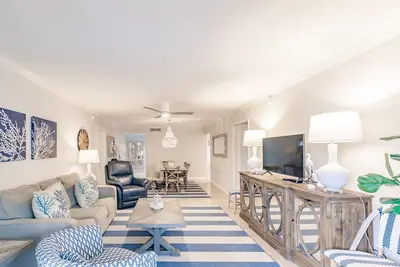Image de 1055-206 -Standard Plus - High-Rise Luxury 75 Yards From the Shore