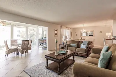 Image de 1081 Pd - Standard Plus - Unwind in Our Spacious Townhome Oasis