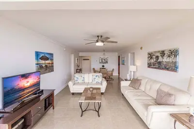 Image de 1255-506 - Standard Plus - Luxuriously Updated with Bay VIews