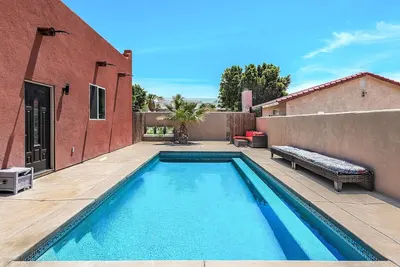 Image de Elegant & private home with jetted pool, man views, fireplace, Ac, and gas grill