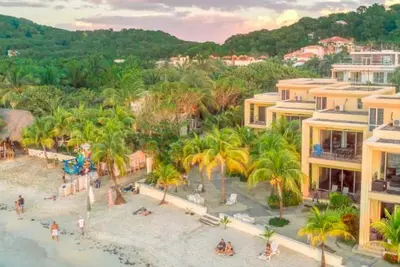 Image de Luxury 3bedroom 3 bathroom with stunning views steps from the beach
