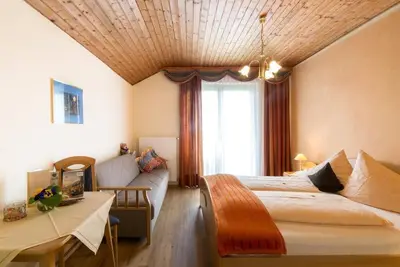 Image de Dreibettzimmer Rotkäppchen mit Dusche und Wc - Landhaus Pension Holle