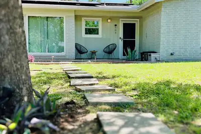 Image de Extended Stay! 2br, 1ba + Full Office & Enclosed Patio in the St. Elmos District