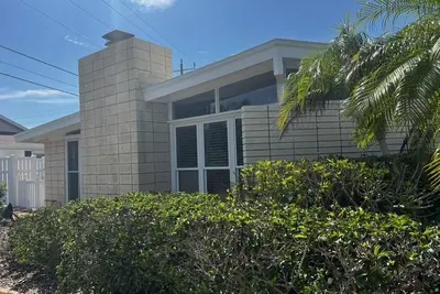 Image de Private Golden Beach access for this Mid-Century Modern Home