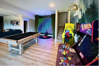 Image de Lake Views Hot Tub Arcade Karaoke Retreat
