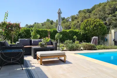 Image de Superbe villa sécurisée avec piscine privée au calme entre Nice et Cannes