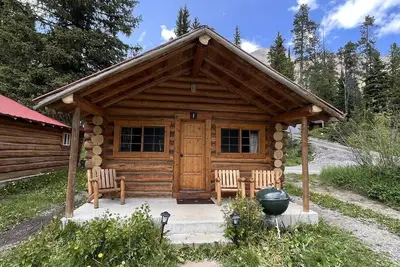 Image de Comfy cabin is situated on the Silver Gate property which overlooks 10, 000ft tall mountain peaks surrounding the town.
