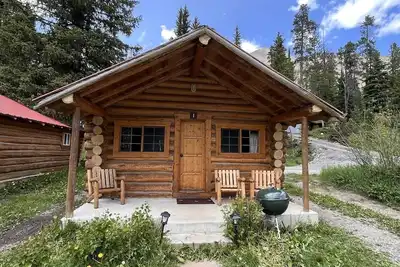 Comfy cabin is situated on the Silver Gate property which overlooks 10, 000ft tall mountain peaks surrounding the town.