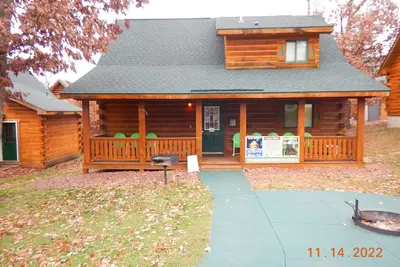 Image de Beautiful, cozy 3 bedroom cabin with additional loft space near water park!