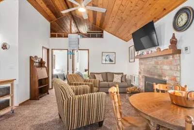 Image de 3rm Loft Cabin w trees, fire pit, swing, horseshoes!