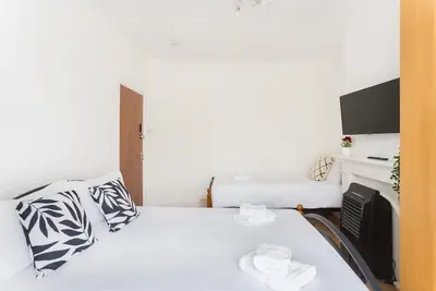 Image de Quadruple-Salle de bain partagée