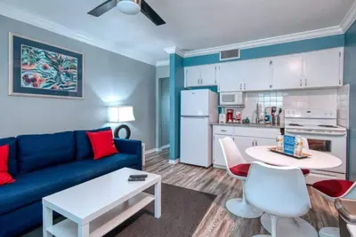 Image de Sunset Beach Suites of Madeira Beach! - Suite 6