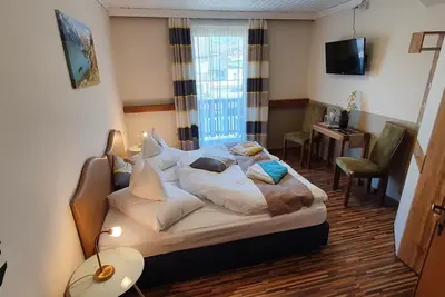 Image de Kleines Doppelzimmer Alleeblick mit Balkon - Gästehaus Bärwald