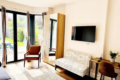 Image de Stylish & Spacious Urban Oasis