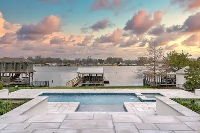 Image de New on the rental market! Lakefront on False River with private dock and pool