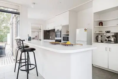Image de Uncover Mount Elizas Charm from this Local Stay