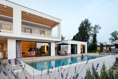 Image de Maison de vacances privée avec Wifi, climatisation, piscine privée, bain à remous, Tv, terrasse