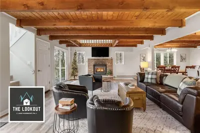 Image de Walk to Town-Lake Views-6 Decks-Pool Table-FirePit: The Lookout
